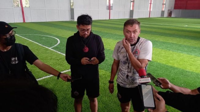 Pelatih Persija Jakarta Thomas Doll (kanan) menjawab pertanyaan para pewarta setelah memimpin latihan tim di lapangan latihan Persija, Sawangan, Depok, Rabu (31/8/2022) (ANTARA/Egan Suryahartaji)