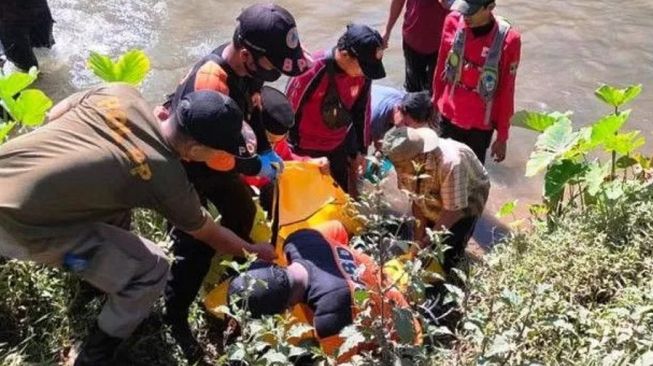 Hanyut di Sungai, Warga Agam Ditemukan Tewas Tersangkut Kayu