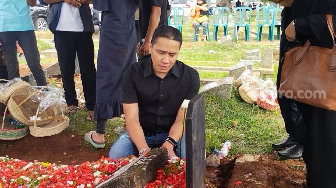 Nangis Sesenggukan, Ressa Herlambang Ungkap Penyebab Wafatnya sang Ibu