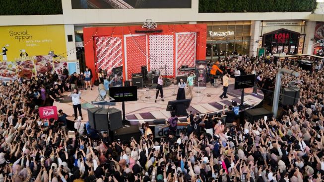 Roadshow film Mencuri Raden Saleh di sebuah mall dipenuhi ratusan orang. [Visinema Pictures]