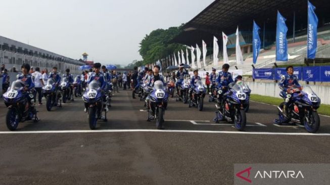 Foto arsip - Para rider bersiap untuk mengaspal dalam seri kedua Idemitsu bLU cRU Yamaha Sunday Race 2022 di Sirkuit Internasional Sentul, Bogor, Jawa Barat, Minggu (28/8/2022) [ANTARA/Muhammad Ramdan].