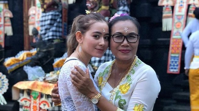 Potret Laura Theux Berbaju Putih (Instagram/@laura_theux)