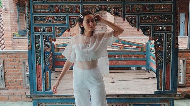 Potret Laura Theux Berbaju Putih (Instagram/@laura_theux)