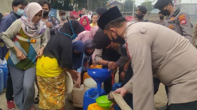 Rantis Water Cannon Polres Cimahi Diserbu Ratusan Emak-emak