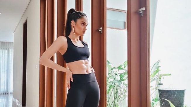 Bikin Perut Six Pack, 5 Tips Olahraga Cinta Laura Agar Capai Body Goals