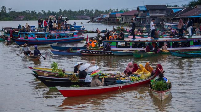 Sejumlah wisatawan berkunjung ke lokasi wisata Pasar Terapung Lok Baintan, Kabupaten Banjar, Kalimantan Selatan, Rabu (31/8/2022). [ANTARA FOTO/Bayu Pratama S/wsj]