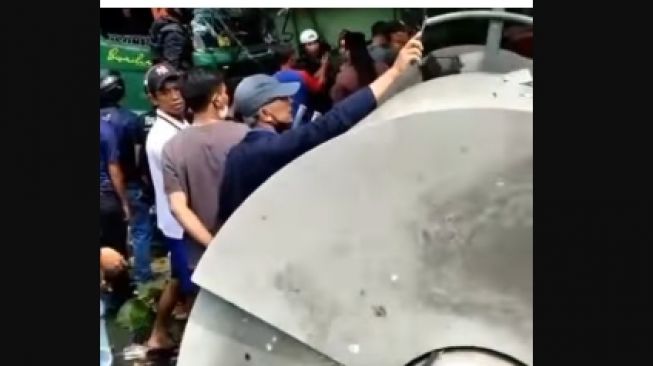 Viral Truk Kontainer Tabrak Halte Dan Tiang Listrik Di Bekasi, Sejumlah Korban Dikabarkan Tewas