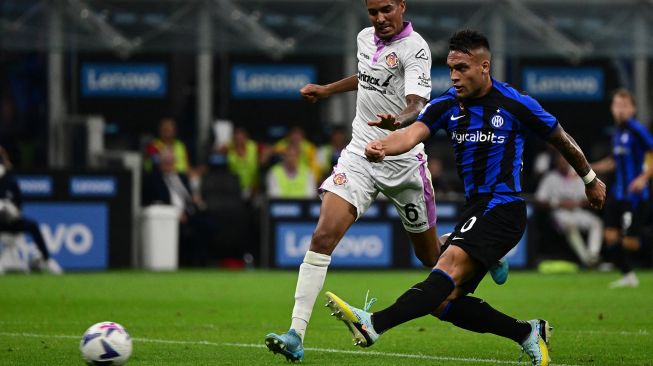 Pemain depan Inter Milan Lautaro Martinez (kanan) menendang bola selama pertandingan sepak bola Serie A Italia antara Inter Milan melawan Cremonese  di Giuseppe Meazza, Rabu (31/8/2022) dini hari WIB
MIGUEL MEDINA / AFP
