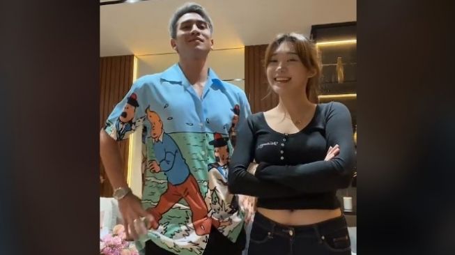 Verrell Bramasta Buka Kancing Baju, Livy Renata Langsung Salting