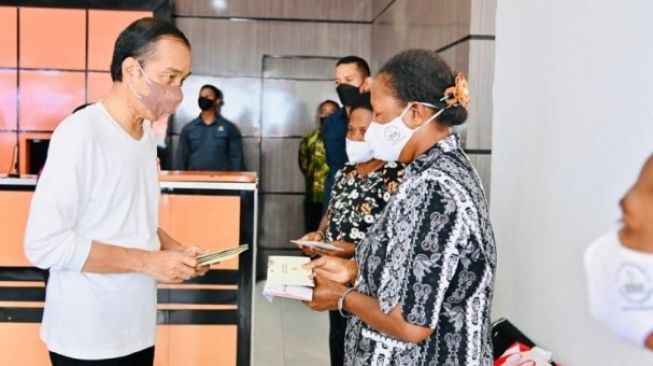 Presiden Jokowi Serahkan Bantuan Langsung Tunai Bahan Bakar Minyak di Jayapura Papua