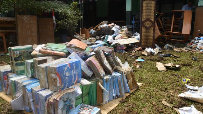 Sejumlah guru dan pegawai sekolah membersihkan meja dan kursi yang basah pasca banjir di SMK Nusantara, Kota Bogor, Jawa Barat, Rabu (31/8/2022). [ANTARA FOTO/Arif Firmansyah/aww]