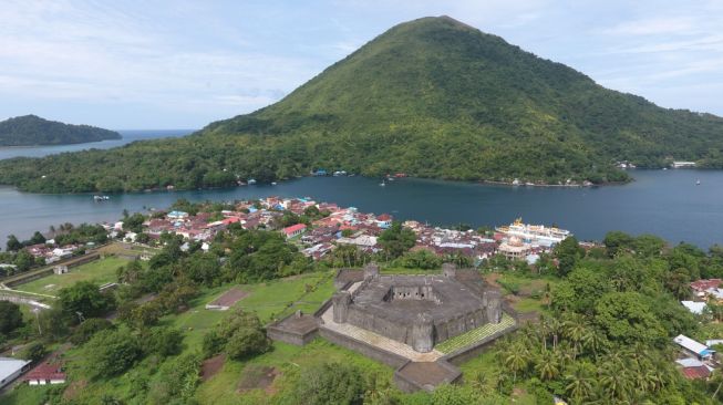 Backpacker-an ke Banda Neira, Pria Ini Berhasil Tunjukkan Pesona Pulau yang Diperebutkan Banyak Negara
