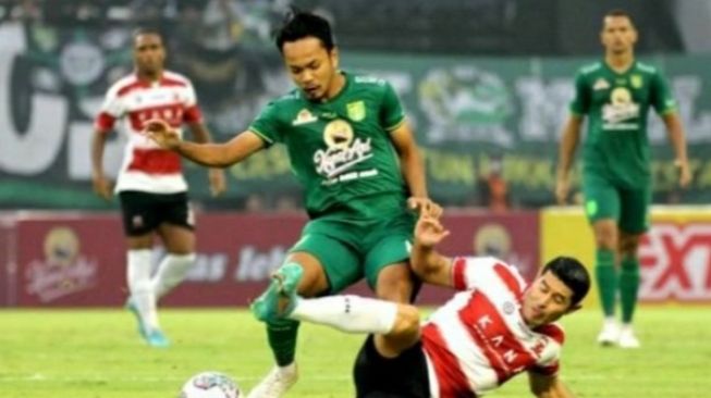 Pemain Persebaya Surabaya berebut bola dengan Madura United. (Twitter/@irfanirfanmaul4)