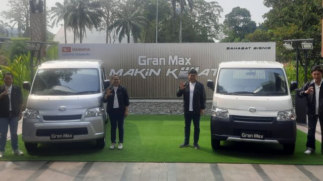 Jajaran manajemen PT Astra Daihatsu Motor bersama produk mobil komersial paling gresnya, Daihatsu GranMax versi penyegaran [PT ADM].