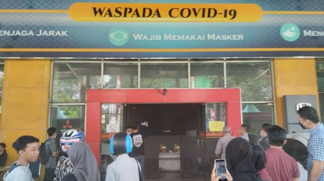 Pengunjuk Panik Asap Tiba-tiba Memenuhi Langit-langit Mall of Serang