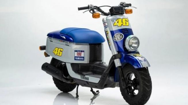 Yamaha Giggle 50cc istimewa dengan cover dibubuhi tanda-tangan Valentino Rossi [Visordown].