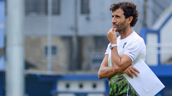 Luis Milla mulai memimpin latihan tim Persib di Bandung pada Kamis (1/9/2022) di Stadion Persib, Jl Ahmad Yani Bandung. (Dok. Liga Indonesia Baru)  