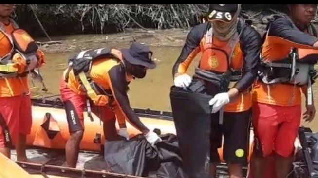 Tim SAR gabungan melakukan pencarian terhadap bagian jasad korban mutilasi terhadap empat warga di Timika, Papua. ANTARA/HO/Humas SAR Timika