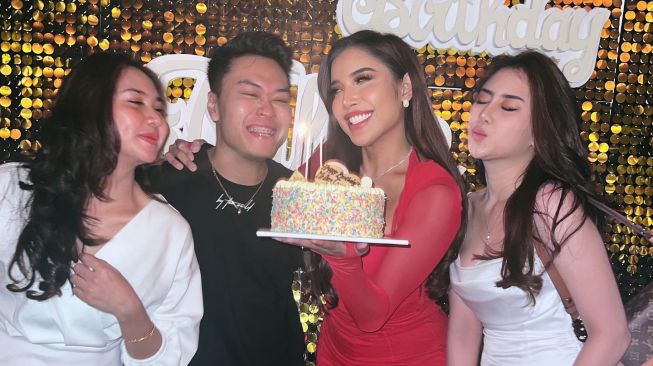 Potret Ulang Tahun Millen Cyrus yang ke-23 (Instagram/@millencyrus)