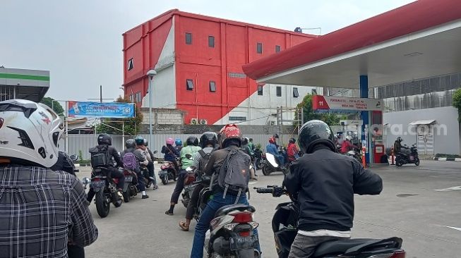 Harga BBM Subsidi Belum Naik, Antrean Panjang Mobil dan Motor Terjadi SPBU di Tanjung Barat