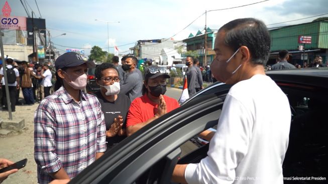 Video Jokowi Berdialog dengan Warga Papua yang Perjuangkan Hak Anaknya agar Bisa Bersekolah, Publik Pertanyakan Ini