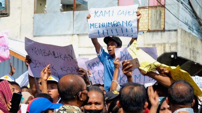 Presiden Joko Widodo atau Jokowi berdialog dengan perwakilan massa yang berunjuk rasa di sebelah Kantor Pos Cabang Sentani, Kabupaten Jayapura pada Rabu (31/8/2022). (Laily Rachev - Biro Pers Sekretariat Presiden)