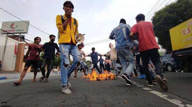 Sejumlah mahasisiswa menggelar aksi demonstrasi di depan gedung DPRD Kabupaten Jombang, Jawa Timur, Kamis (1/9/2022). ANTARA FOTO/Syaiful Arif

