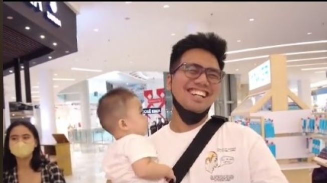 Bayi Adzam Tidak Mau Lepas dari Gendongan Frans Faisal, Warganet: Insecure Gak Bapak Kandungnya?