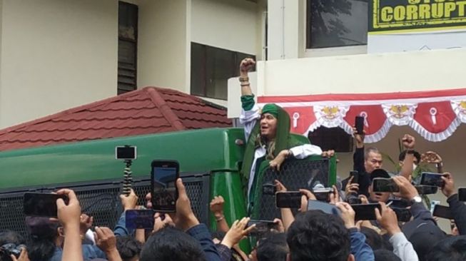 Resmi Bebas, Bahar Smith Keluar dari Rumah Tahanan Polda Jawa Barat Jam 3 Pagi