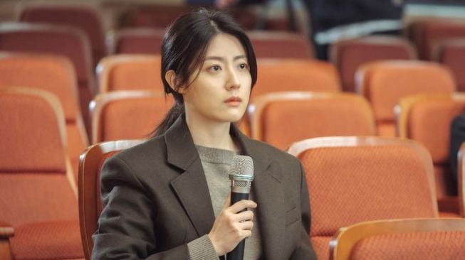 9 Potret Nam Ji Hyun di Little Women, Jadi Reporter yang Ulet Bongkar Kasus Misterius