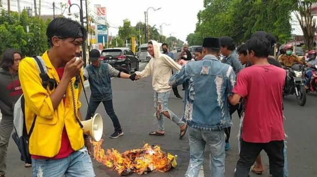 Demonstration against the increase in fuel prices in Jombang, Thursday (1/9/2022). [SuaraJatim/Zen Arivin]