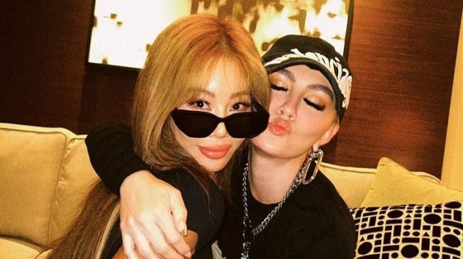 Potret Kedekatan Agnez Mo dan Jessi (Instagram/agnezmo)