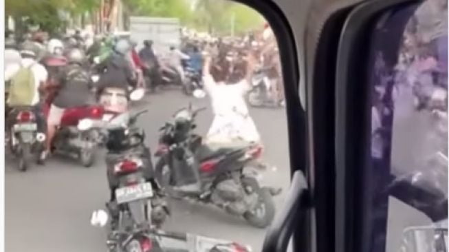 Viral Pria Ngamuk di Jalan Sambil Bawa Senjata Tajam Bikin Pemotor Kocar-kacir, Pantang Ditiru!