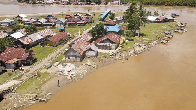 Foto udara kondisi rumah yang terdampak abrasi sungai di Desa Muarasampara, Konawe, Sulawesi Tenggara, Kamis (1/9/2022). . ANTARA FOTO/Jojon