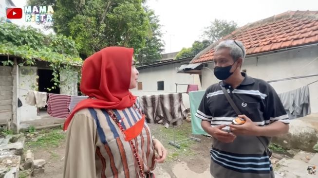 Momen Rieta Amilia Blusukan Ngecek Tanah (YouTube/Mama Rieta)