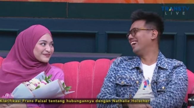 Nathalie Holscher dan Frans Faisal [YouTube/TRANS TV Official]