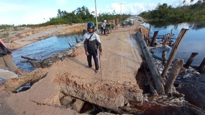 Sungai Semala Meluap, Jembatan Penghubung di Natuna Ambruk