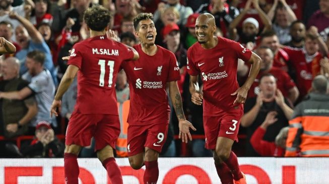 Striker Liverpool asal Brasil Roberto Firmino (tengah) melakukan selebrasi dengan rekan setimnya setelah mencetak gol pertama mereka selama pertandingan pekan kelima Liga Inggris 2022/2023 antara Liverpool vs Newcastle United di Anfield di Liverpool, Inggris barat laut pada 31 Agustus 2022.Paul ELLIS / AFP.