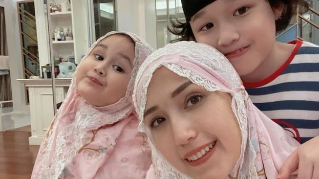 Potret Kayla Anak Pasha Ungu Pakai Hijab (Instagram/@adeliapasha)