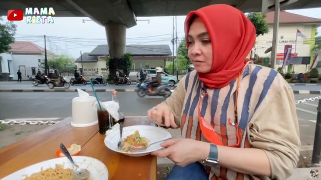 Momen Rieta Amilia Blusukan Ngecek Tanah (YouTube/Mama Rieta)