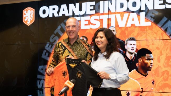 Sekjen KNVB Gijs de Jong (kiri) dan Wasekjen PSSI Maaike Ira Puspita (kanan) saat konferensi pers di Stadion Utama Gelora Bung Karno, Senayan, Jakarta. (Dok. Oranje Indonesia).