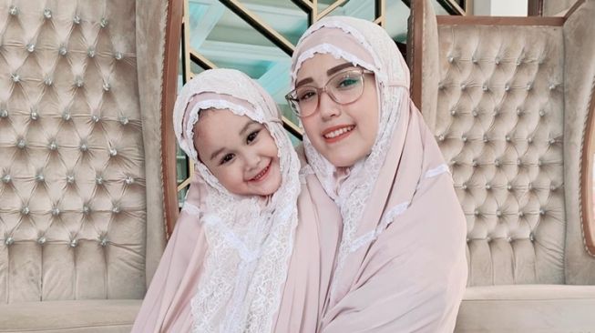 Potret Kayla Anak Pasha Ungu Pakai Hijab (Instagram/@adeliapasha)