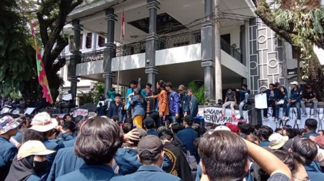 Dokumentasi aksi BEM Malang Raya [Foto: Timesindonesia]