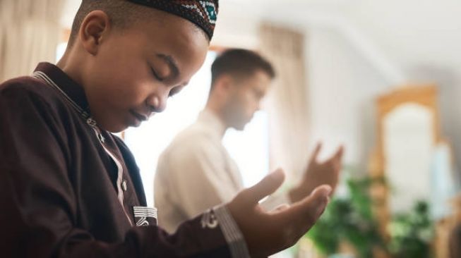 Doa Qunut Witir Malam 15 Ramadan 2024, Lengkap dengan Riwayat yang Mendasarinya