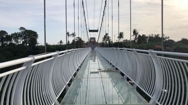 Obyek wisata jembatan kaca di Gianyar, Bali, yang akan menghubungkan Kecamatan Sukawati dan Blahbatuh, Kamis (1/9/2022). [ANTARA/Ni Putu Putri Muliantari]