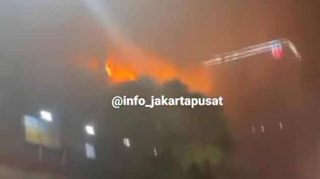 Toko Alat Dapur di Lantai Dua Pasar Senen Kebakaran