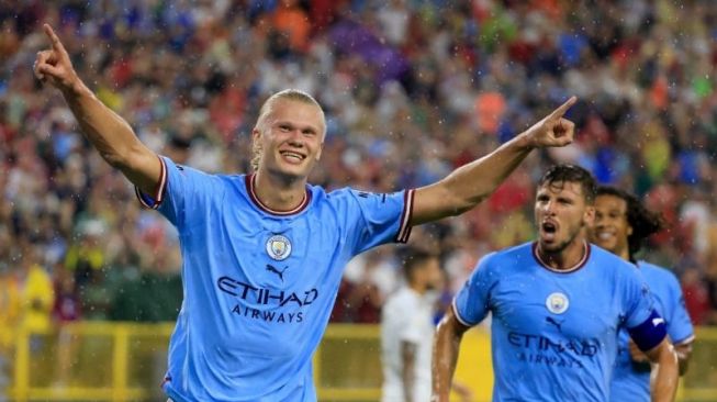 Erling Haaland merayakan golnya ketika Manchester City menghadapi Bayern Muenchen dalam laga persahabatan di Lambeau Field, AS, pada 23 Juli 2022. Haaland mencetak tiga gol ketika City menang 6-0 atas Nottingham Forest pada 31 Agustus 2022. (Getty Images via AFP/JUSTIN CASTERLINE)