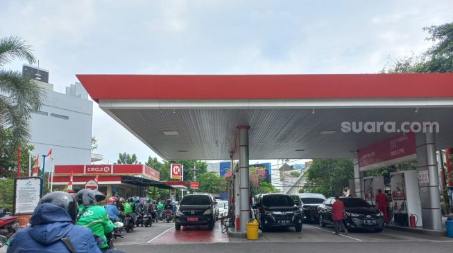 Penampakan antrean panjang pengendara motor dan mobil di SPBU kawasan Kuningan, Jaksel. (Suara.com/Fadil)