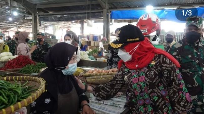 Wali Kota Bandarlampung Eva Dwiana meninjau kesiapan Pasar Pasir Gintung yang akan dikunjungi Presiden Joko Widodo, Kamis, (1/9/2022). (ANTARA/HO)