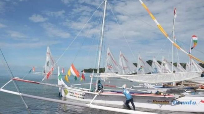 34 Perahu Sandeq Berlayar Dari Polewali Mandar Menuju IKN Nusantara